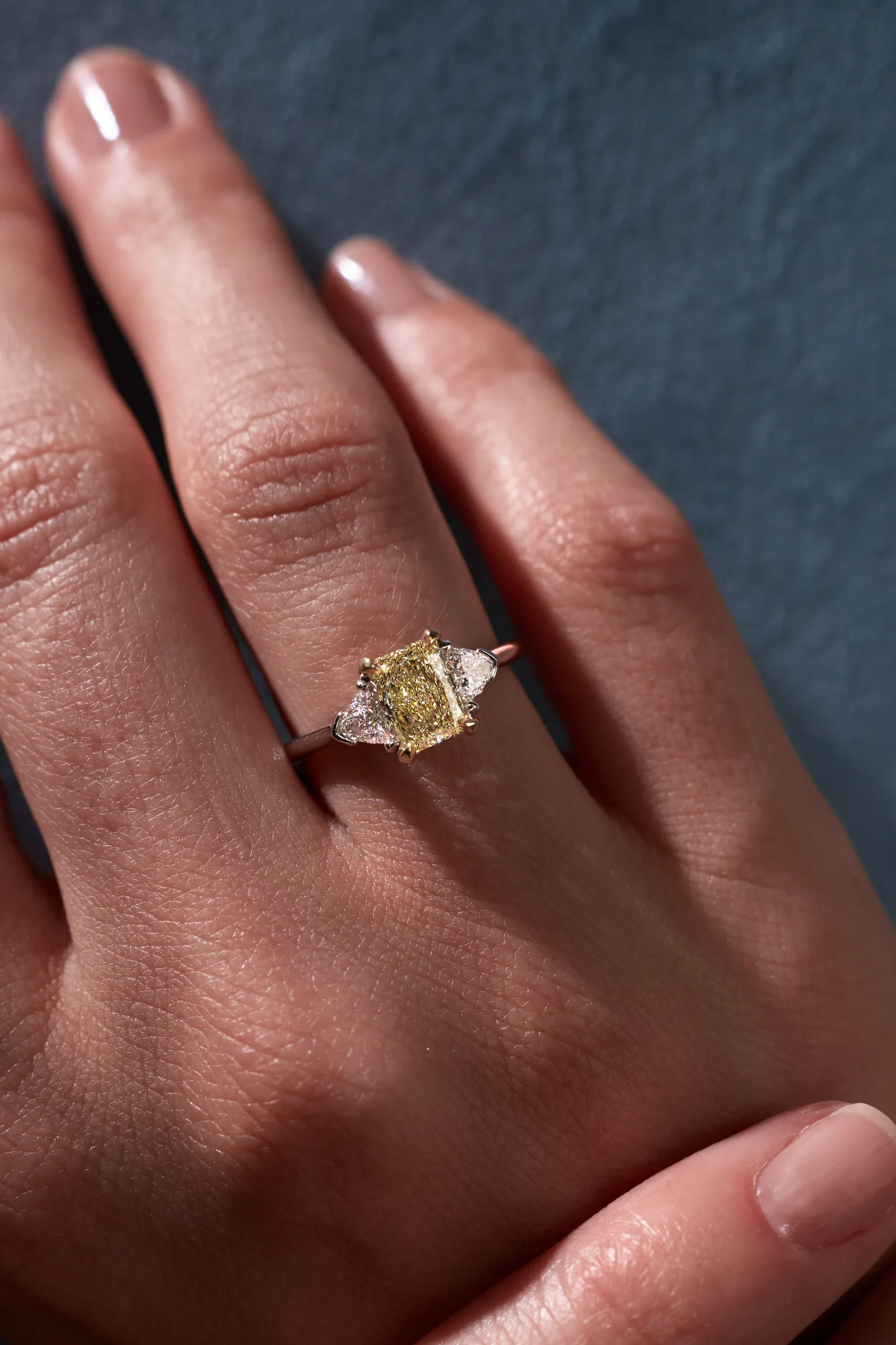Ring 1.01 ct. Yellow diamond 1.01 ct. Colour Y-Z, clarity IF