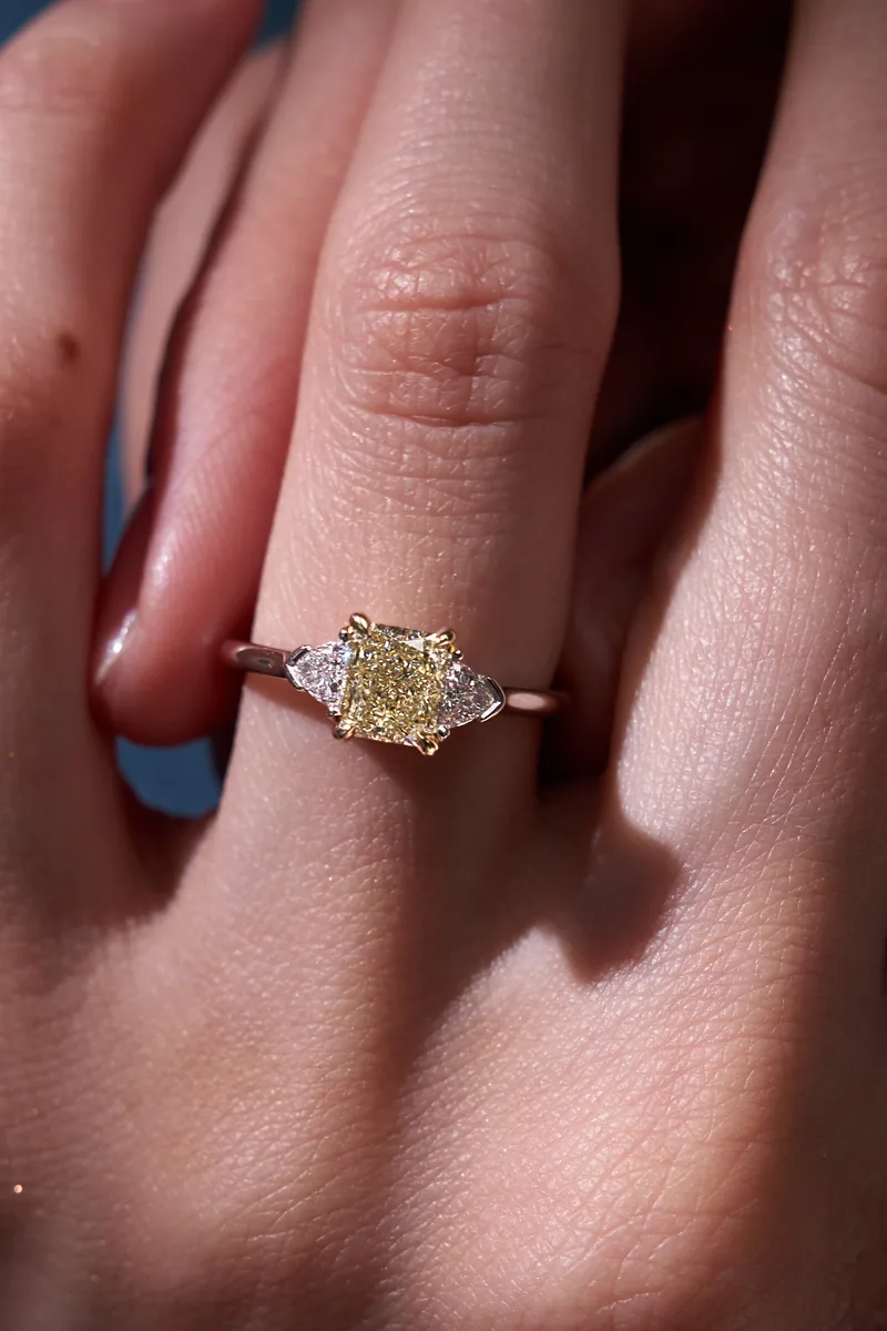 Ring 1.01 ct. Yellow diamond 1.01 ct. Colour U-V, clarity VVS1