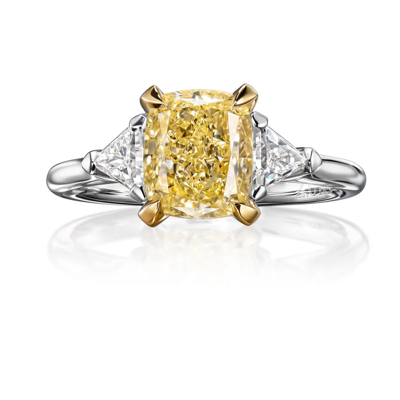 Ring 2.01 ct. Yellow diamond 2.01 ct. Colour Y-Z, clarity VS2