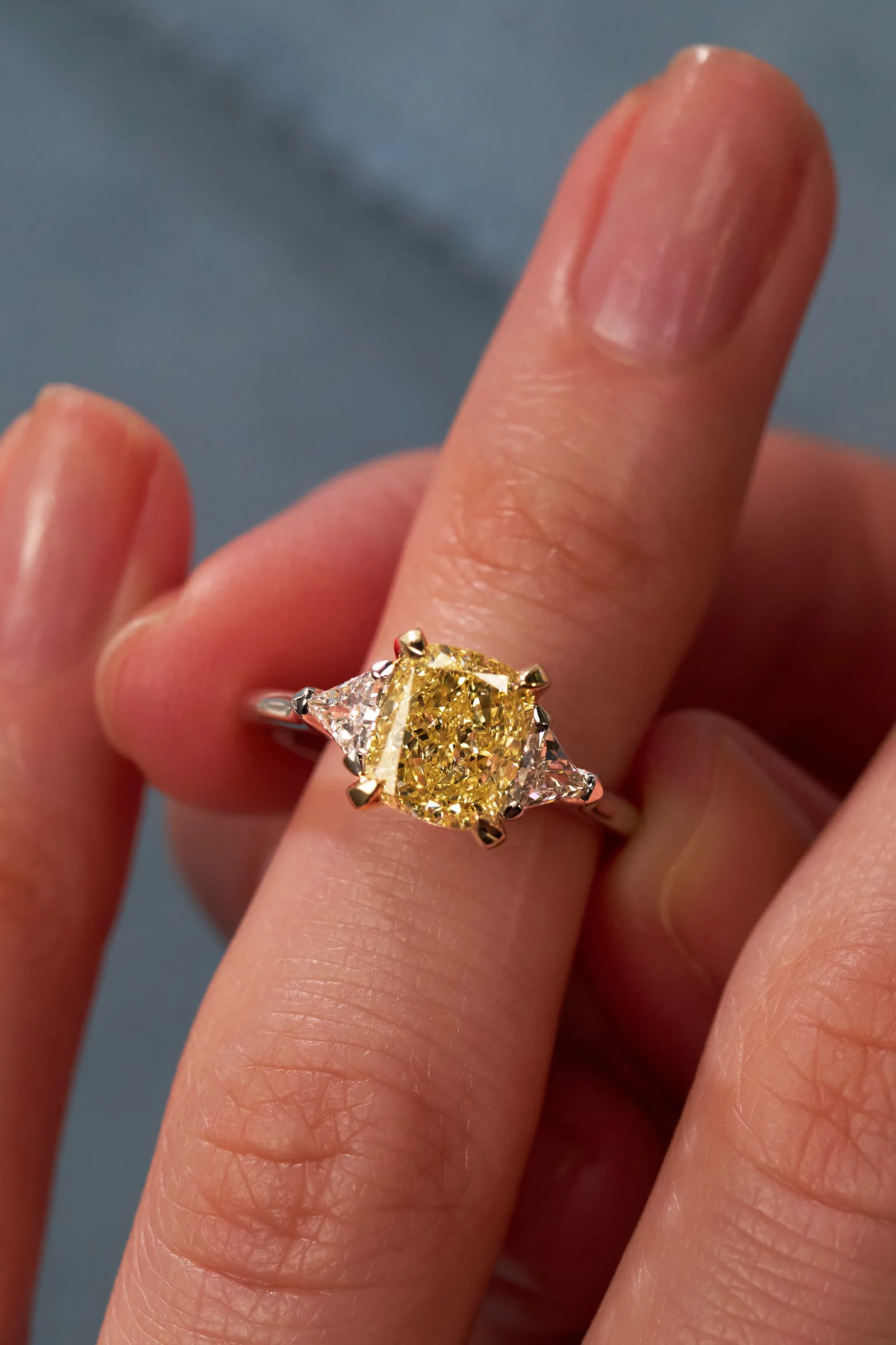 Ring 2.01 ct. Yellow diamond 2.01 ct. Colour Y-Z, clarity VS2 — 3