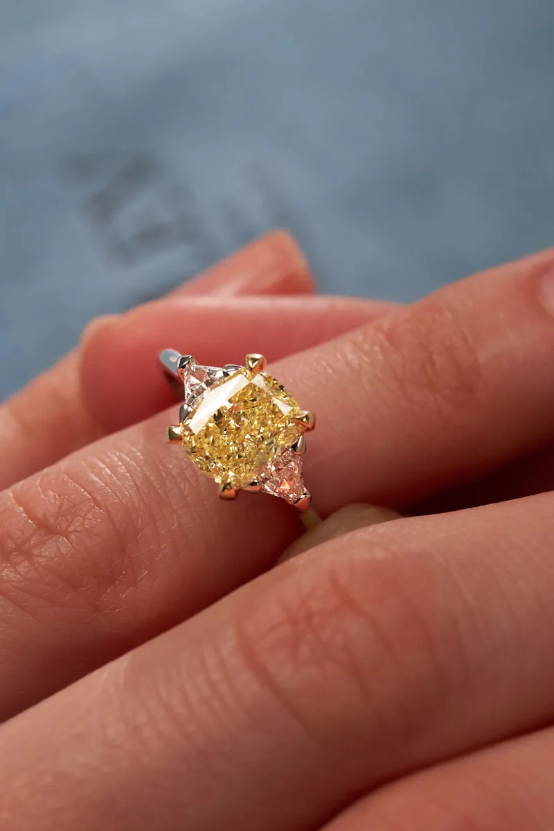 Ring 2.01 ct. Yellow diamond 2.01 ct. Colour Y-Z, clarity VS2