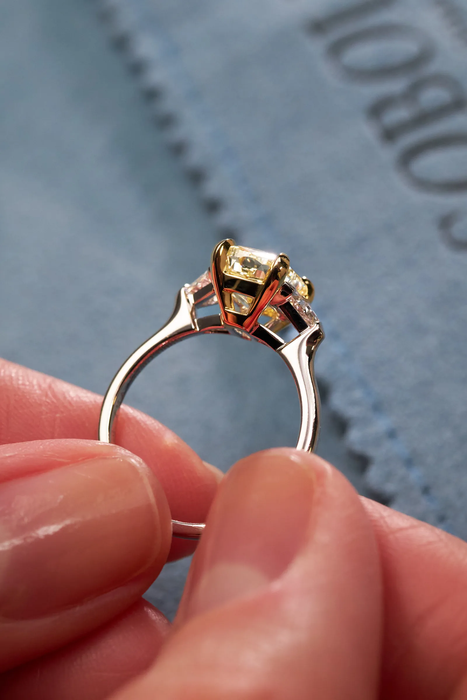 Ring 2.01 ct. Yellow diamond 2.01 ct. Colour Y-Z, clarity VS2 — 5
