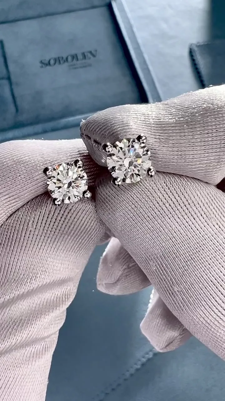 Stud earrings 1.01 + 1.01 ct. White diamonds 1.01 + 1.01 ct. Colour J, clarity VS1