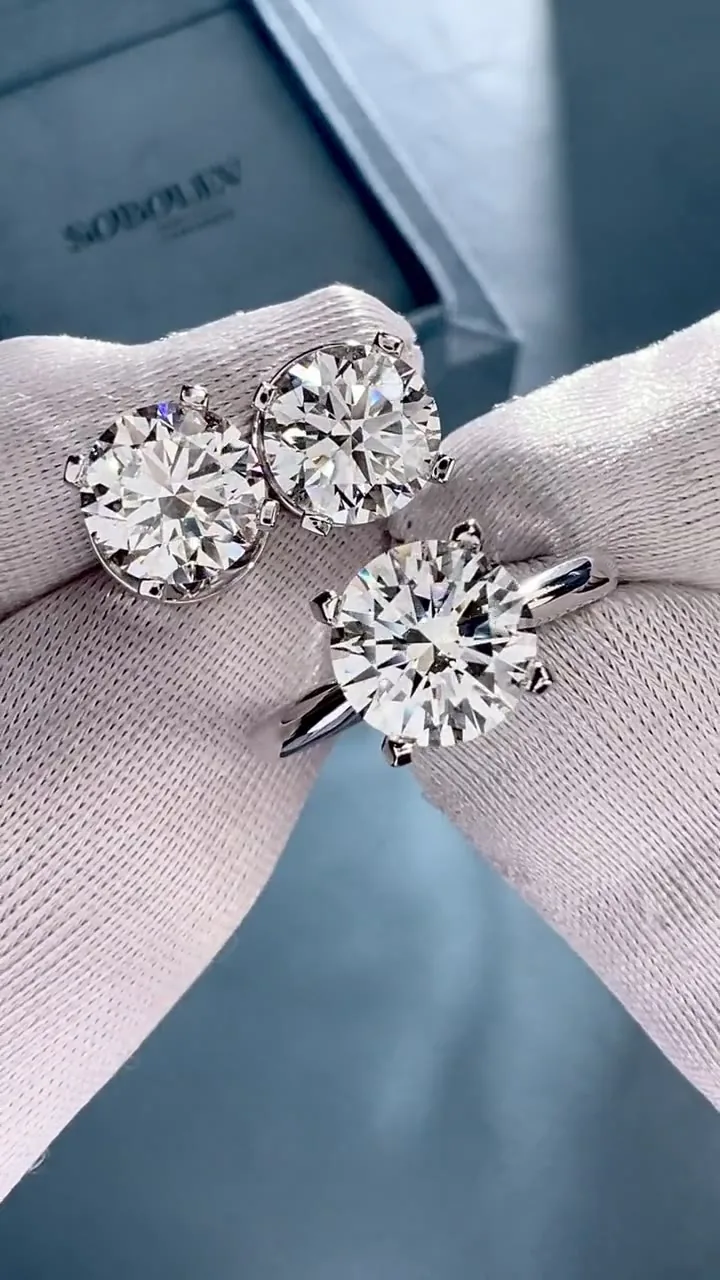 Stud earrings 2.01 + 2.00 ct. White diamonds 2.01 + 2.00 ct. Colour I, clarity VS1 / VVS2