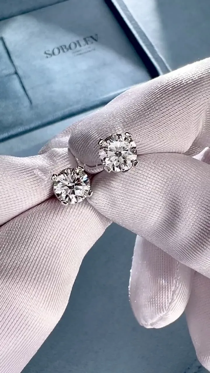 Stud earrings 1.13 + 1.13 ct. White diamonds 1.13 + 1.13 ct. Colour I, clarity VVS1 / IF
