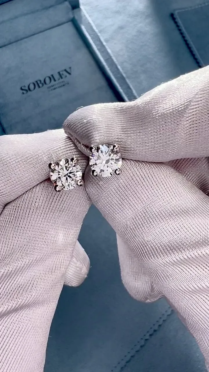 Stud earrings 1.08 + 1.07 ct. White diamonds 1.08 + 1.07 ct. Colour E, clarity VS1 / VVS2