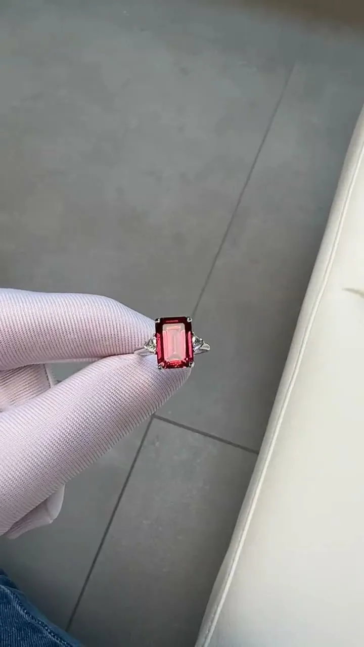 Ring 4.30 ct. Tourmaline 4.30 ct. Side diamonds 0.25 ct