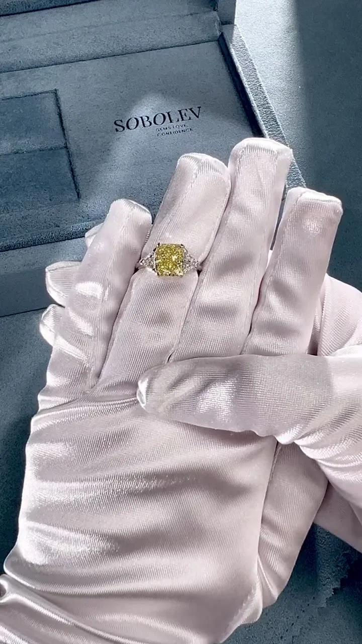 Ring 4.01 ct. Yellow diamond 4.01 ct. GIA reports