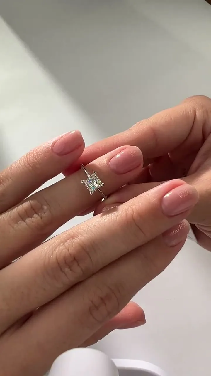 Ring 1.00 ct. White diamond 1.00 ct. Colour J, clarity SI1