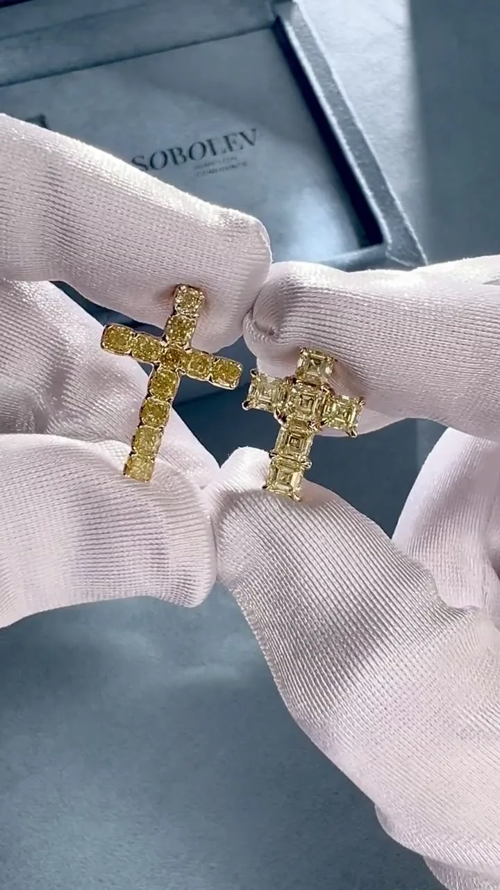 Cross pendant 1.68 ct. Yellow diamond 1.68 ct. Colour Fancy yellow, clarity VS1