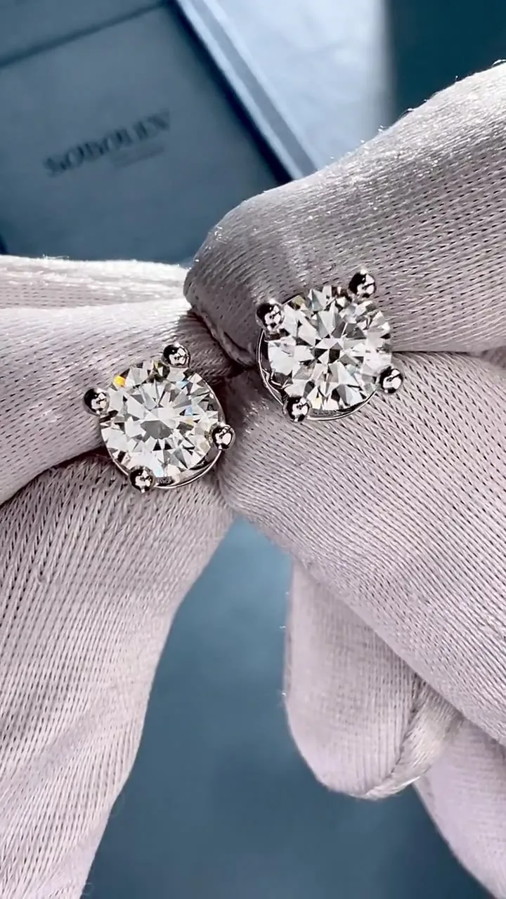 Stud earrings 1.00 + 1.00 ct. White diamonds 1.00 + 1.00 ct. Colour K, clarity VS1 / VS2