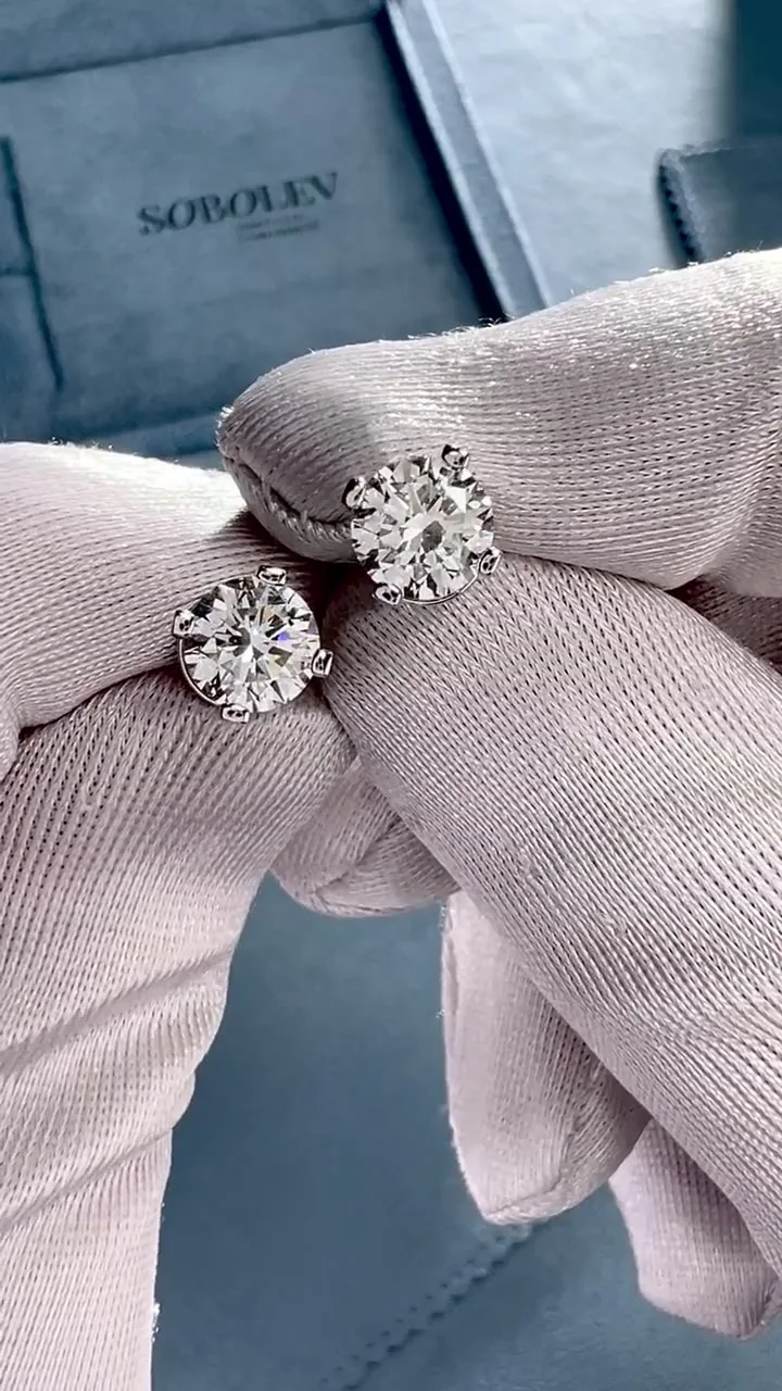 Stud earrings 1.01 + 1.00 ct. White diamonds 1.01 + 1.00 ct. Colour I, clarity VS1