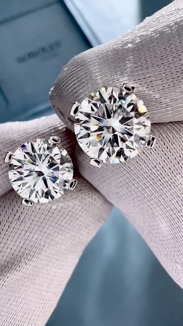Stud earrings 2.00 + 2.00 ct. White diamonds 2.00 + 2.00 ct. Colour G, clarity VS1