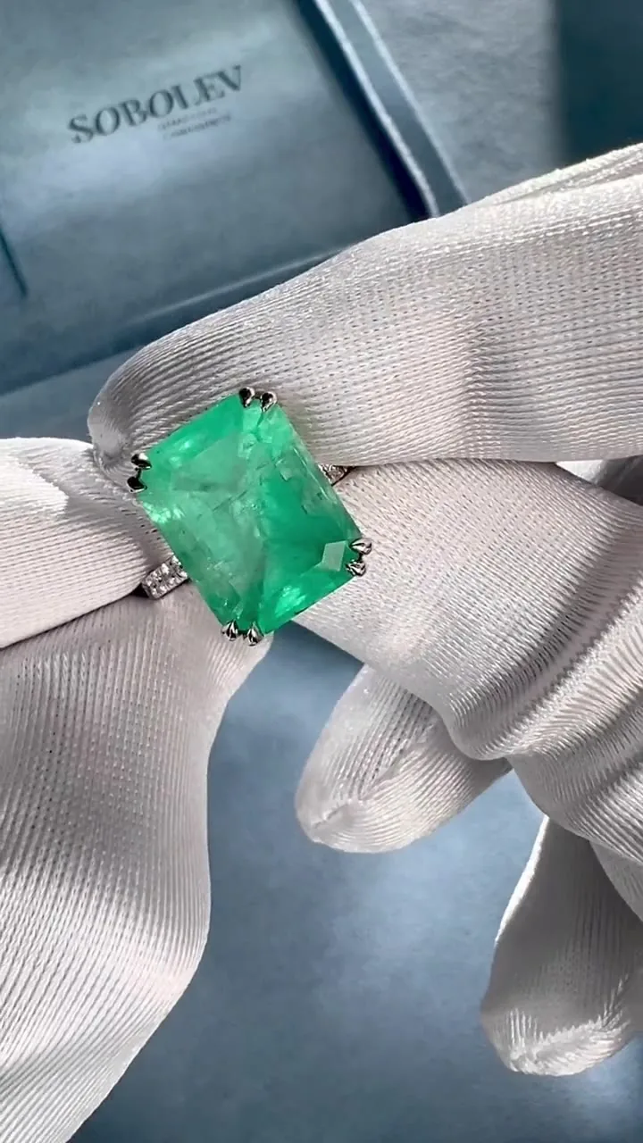 Ring 8.39 ct. Emerald 8.39 ct. Colour 5, Г3 (Russian grading)