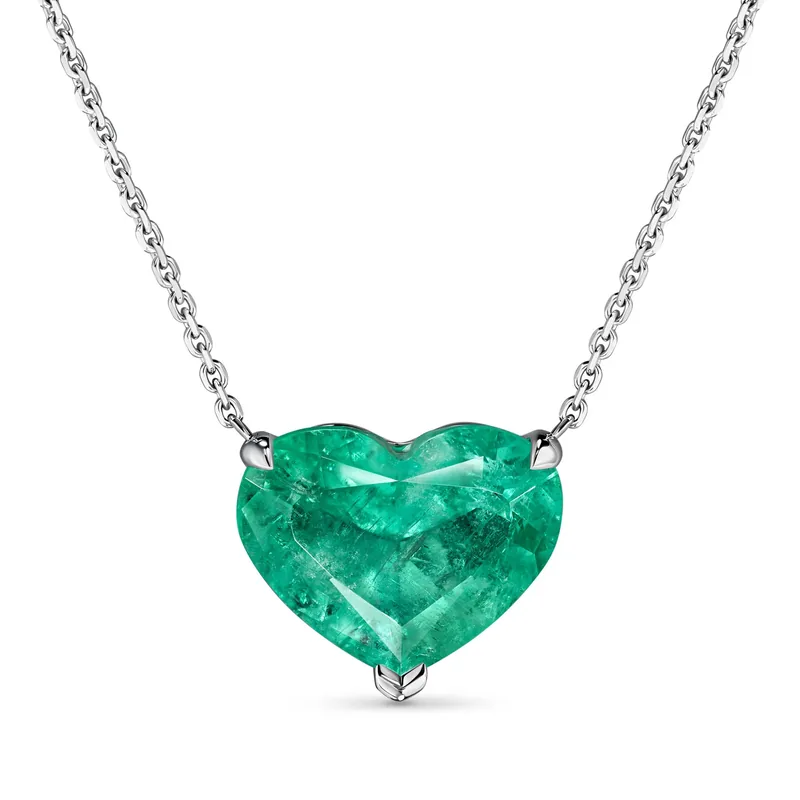 Heart pendant with an emerald